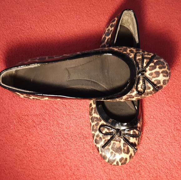 LEOPARD SLIP ON SHOES W/BOW SIZE 8 - Picture 3 of 4